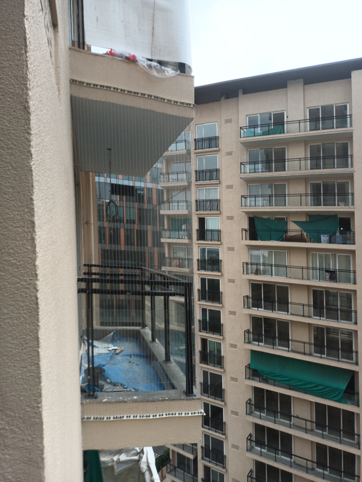 Knotted HDPE monkey net over a terrace with cityscape in the background