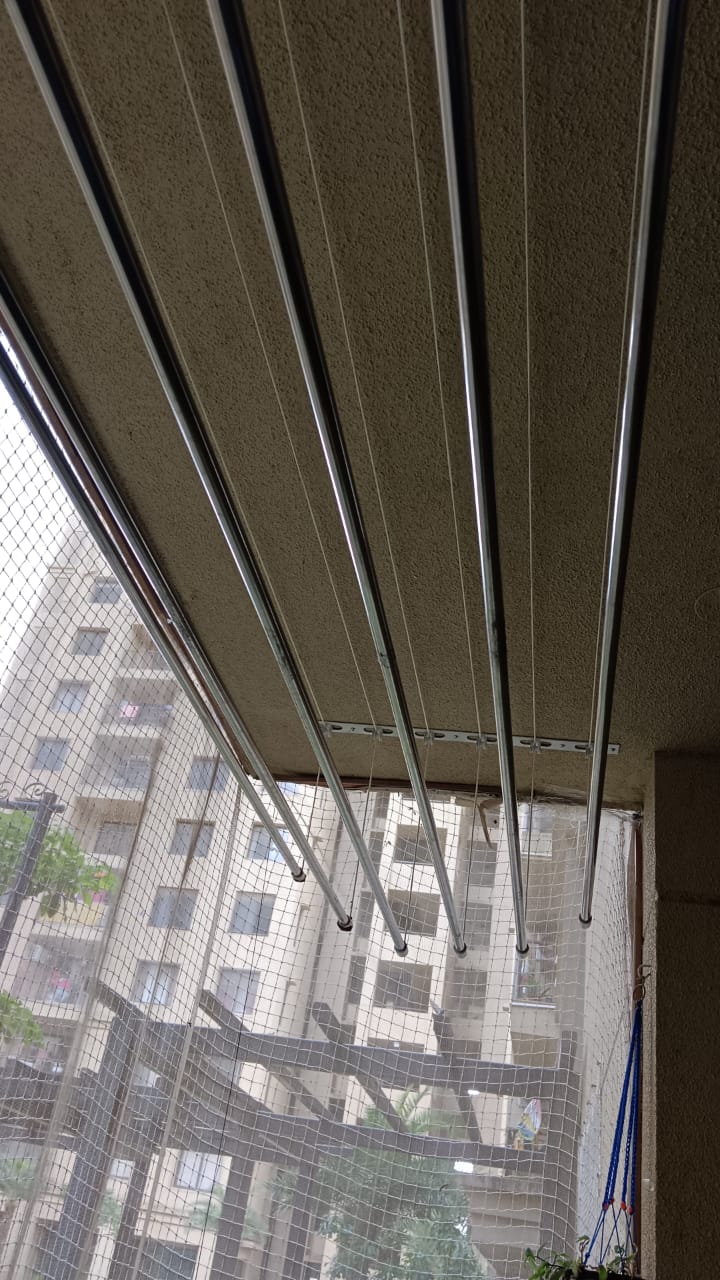 Ceiling cloth dryer with smooth pulley operation