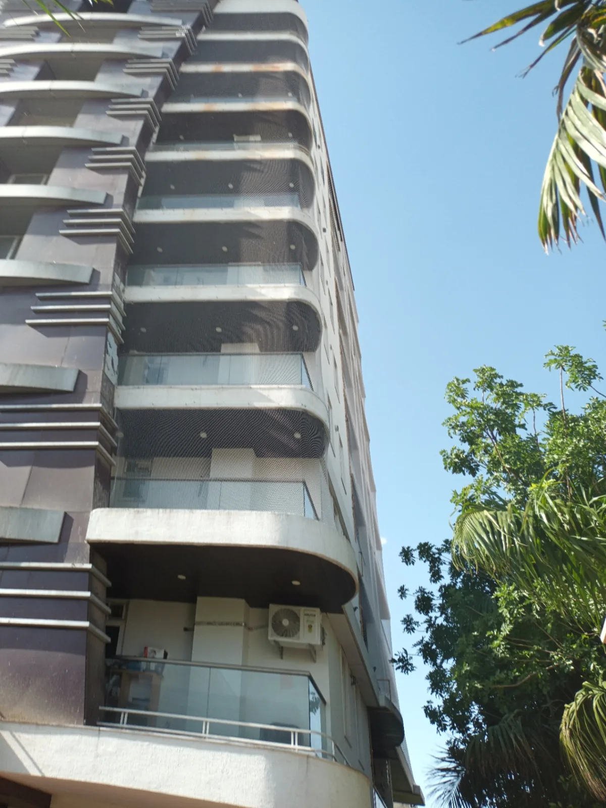 Pigeon net installation on curved residential balcony