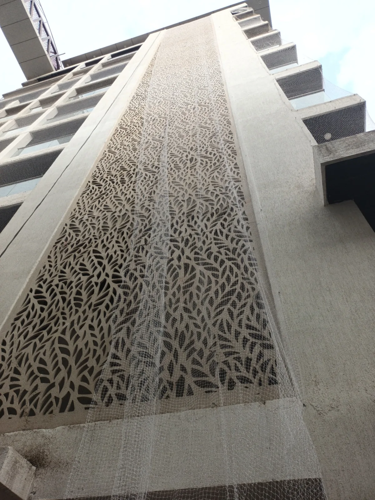 Full-height pigeon net protection for apartment balconies