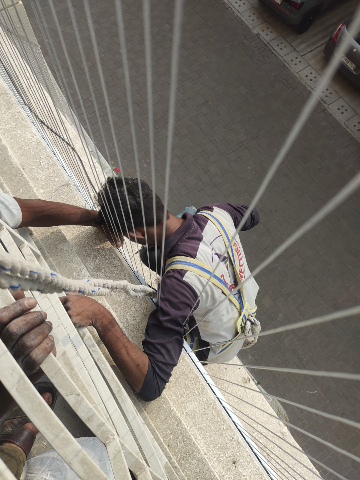 Expert tensioning of invisible grill stainless cables